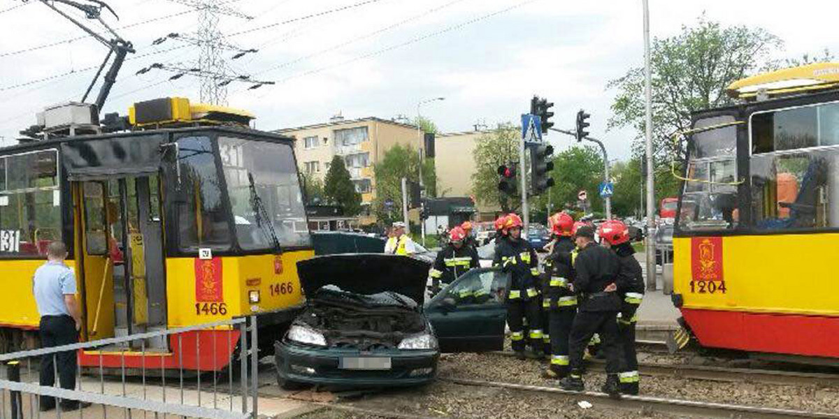 Tramwaj zmiażdżył peugeota na Mokotowie