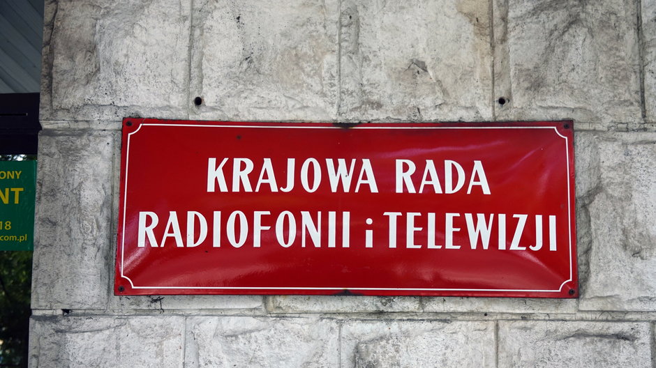 Tabliczka na ścianie budynku "Krajowa Rada Radiofonii i Telewizji" (ul. Żytnia, Warszawa)