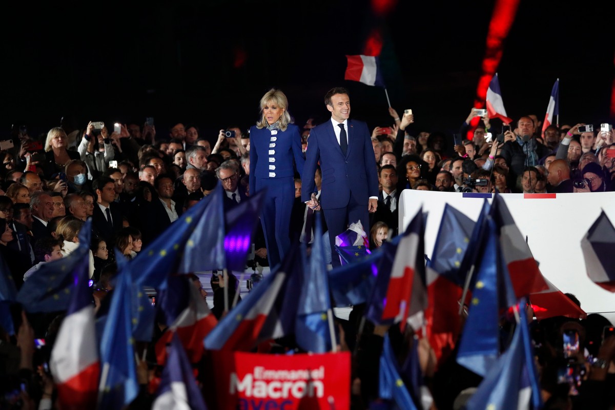 Brigitte Macron i Emmanuel Macron po ogłoszeniu wyników sondażowych II tury wyborów prezydenckich we Francji, 24 kwietnia 2022 r.