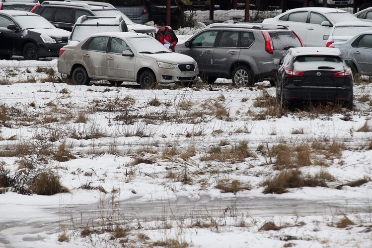 Moskwa. Plac z samochodami