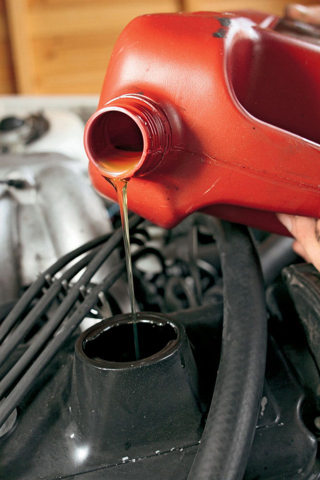 Jak sprawdzić poziom oleju w silniku?