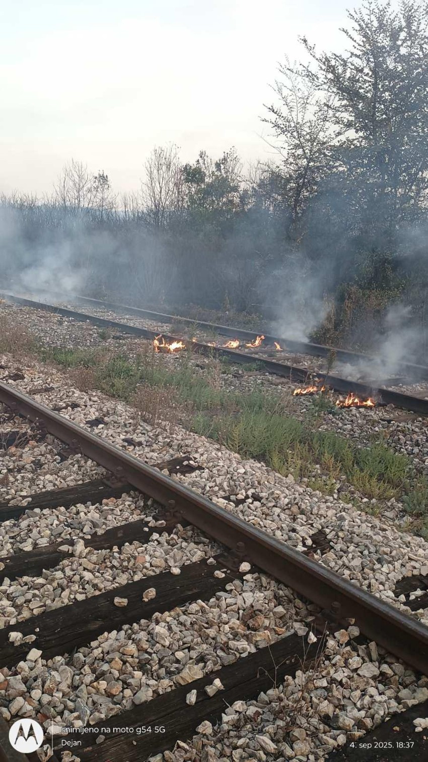 Požar kraj pruge u Brusniku