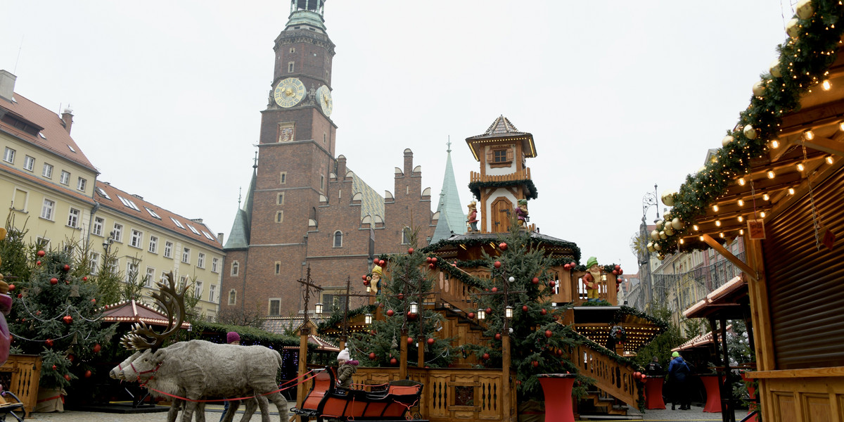 Jarmark bożonarodzeniowy na wrocławskim Rynku wystartuje 24 listopada i potrwa do 7 stycznia 2024 r. Nie zabraknie kultowego kubka "bucika". 