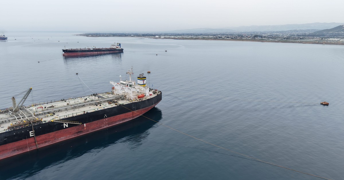Oil prices plunge on reports that the US and Iran are close to a peace ...