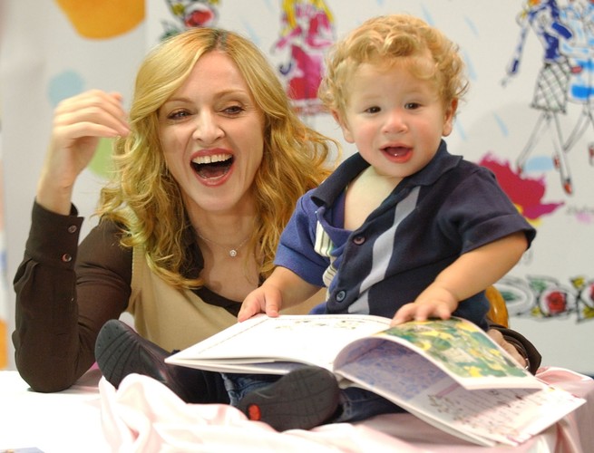 Madonna czyta dzieciom swoją książkę 'Angielskie różyczki' – 2003 rok
