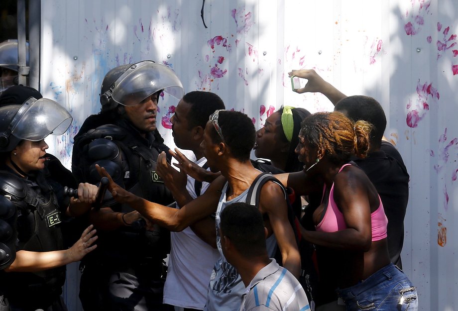 Squatters argue with riot policemen as they are evicted from an abandoned building in Flamengo neighborhood, in Rio de Janeiro, April 14, 2015. Riot police removed squatters from a derelict building that was supposed to be turned into a luxury hotel.