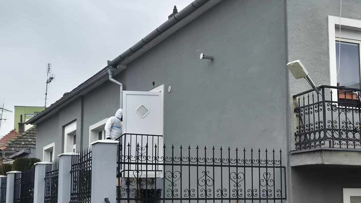 Polícia vyšetruje nález dvoch tiel v byte v Leviciach.