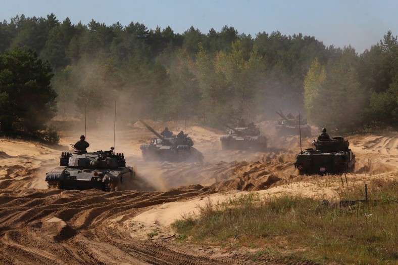 Pluton polskich czołgów PT-91 na łotewskim poligonie w Adazi, w trakcie ćwiczenia Rampart Shield.