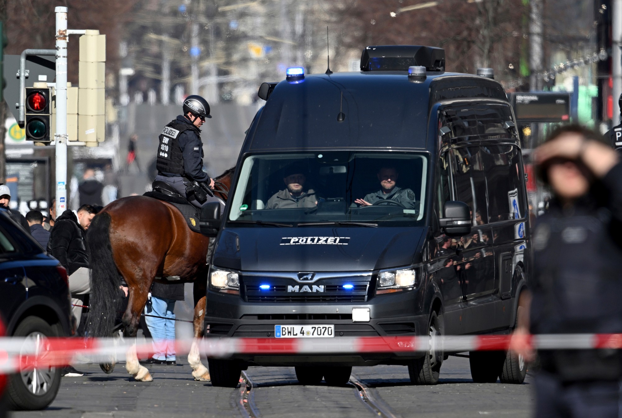 Na snímke príslušníci jazdnej polície zasahujú v centre západonemeckého mesta Mannheim.
