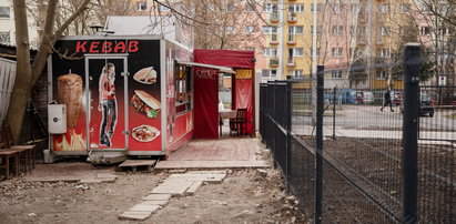 Budowlany absurd w Warszawie. By dojść do ulicy, trzeba przejść przez bar z kebabem