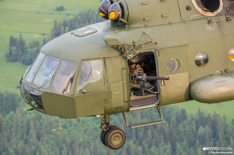 Mil Mi-17 należący do 25. Brygady Kawalerii Powietrznej w trakcie szkolenia górskiego w Tatrach razem z śmigłowcami Mi-24 z 56