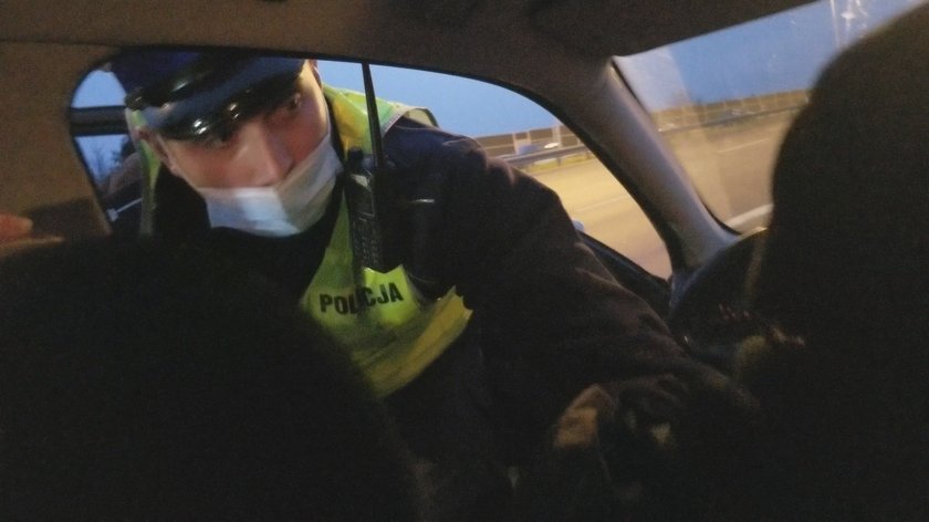 Jechali na protest, zostali zatrzymani przez policję. "Wywlekli ich siłą z samochodu i skuli kajdankami"