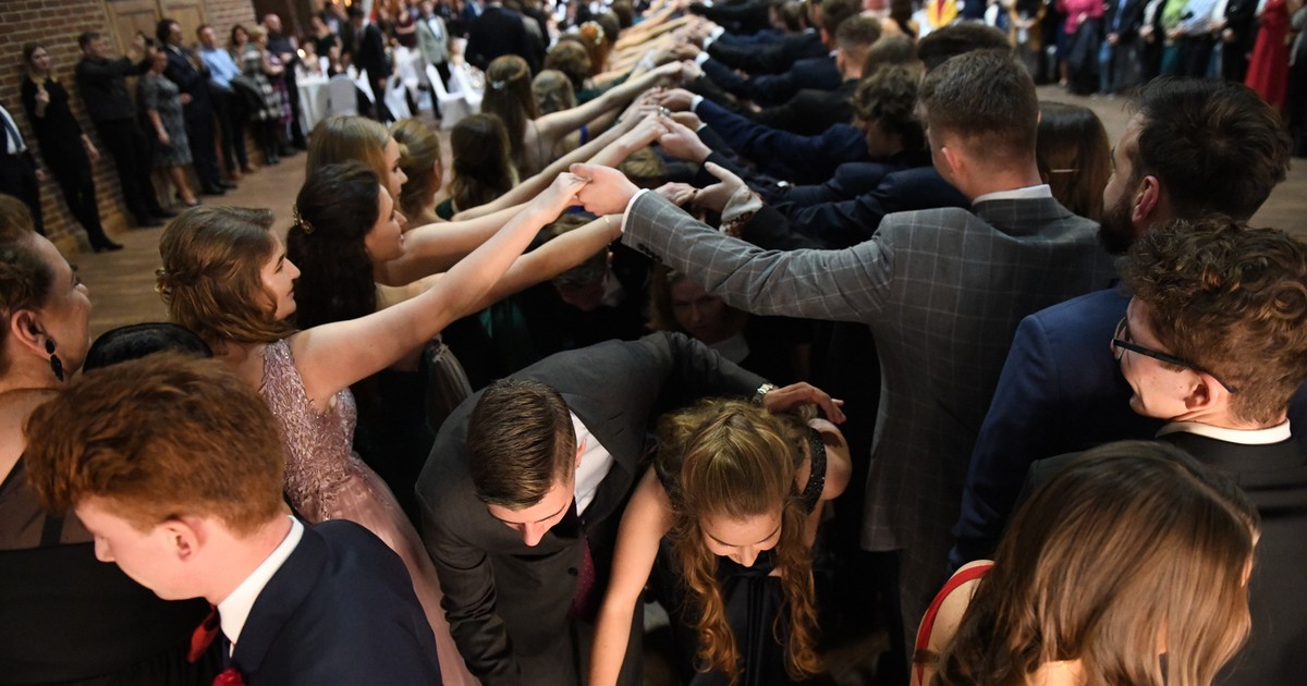 Jak zmieniły się studniówki? "Najbardziej zaskakujące są tzw. atrakcje nieeleganckie"