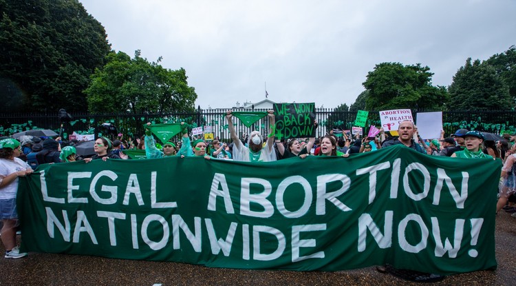 Abortuszjogokért tüntetnek a Fehér ház előtt aktivisták július 9-én, az 50 éves Roe vs Wade eltörlését követő tiltakozáshullám részeként