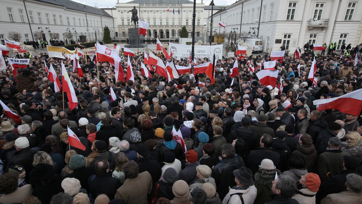 Zgromadzenie publiczne przed Pałacem Prezydenckim przebiega bez zakłóceń - poinformował po południu rzecznik KSP Maciej Karczyński. Dodał, że rano grupa osób próbowała sforsować barierki i pięć z nich zostało wyprowadzonych z odgrodzonego terenu. Z kolei rzecznik KGP Mariusz Sokołowski dodał, że dla policjantów 10 kwietnia to również data szczególna, dlatego okrzyki "gestapo" pod ich adresem są bardzo niesprawiedliwe i nie na miejscu.