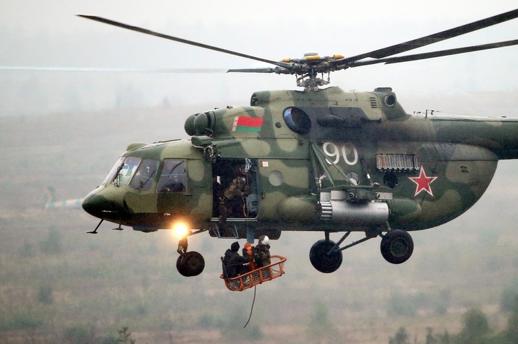 Białoruski śmigłowiec Mi-8 przewozi żołnierzy podczas rosyjsko-białoruskich ćwiczeń wojskowych 'Zapad 2017' w pobliżu miasta Różana, około 235 km od Mińska na Białorusi EPA / TATYANA ZENKOVICH Dostawca: PAP / EPA.