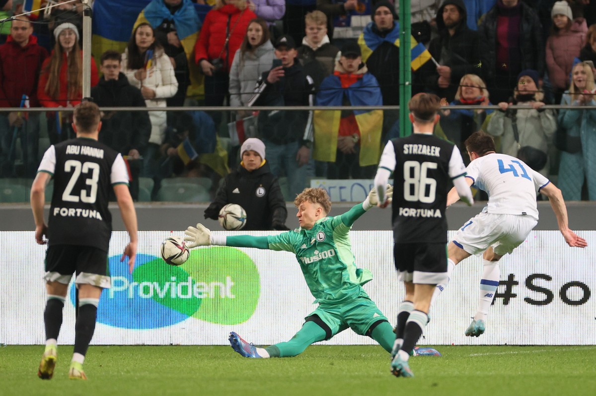 Piłkarz Dynama Kijów Artem Besedin (P) strzela bramkę na 1:2 podczas charytatywnego meczu z Legią Warszawa rozgrywanym w Warszawie