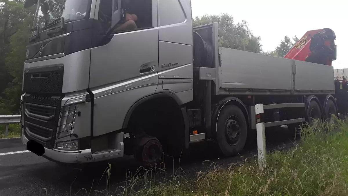 Jechał ciężarówką po autostradzie bez przedniego koła