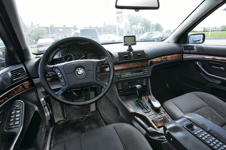 Projekt wnętrza BMW serii 5 (E39) nawet dziś robi niezłe wrażenie. Nieco gorzej wypada trwałość 
wykończenia