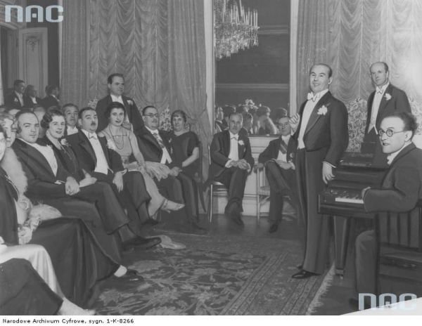 Jan Kiepura (stoi drugi od prawej) na przyjęciu wydanym na jego cześć w Wiedniu przez ambasadora Gawrońskiego (stoi pierwszy od prawej), 1936 rok (fot. ze zbiorów Narodowego Archiwum Cyfrowego, Koncern Ilustrowany Kurier Codzienny - Archiwum Ilustracji, sygn. 1-K-8266).