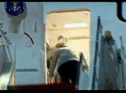 Clinton wchodzi do samolotu. Przykry upadek