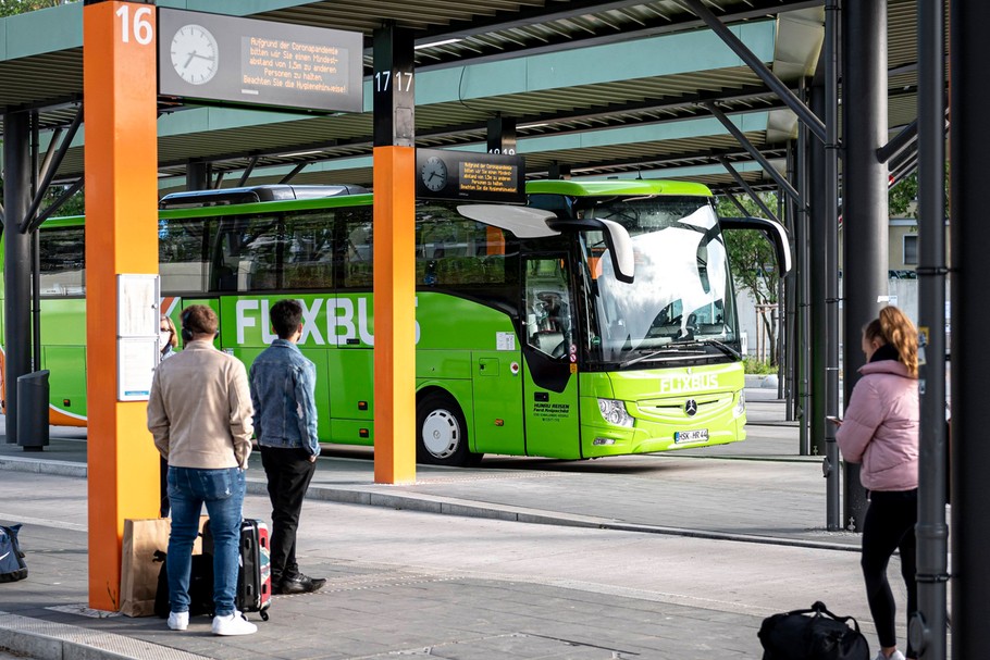 Jeden z pierwszych autokarów FlixBusa po powrocie na trasy. Dworzec autobusowy w Berlinie