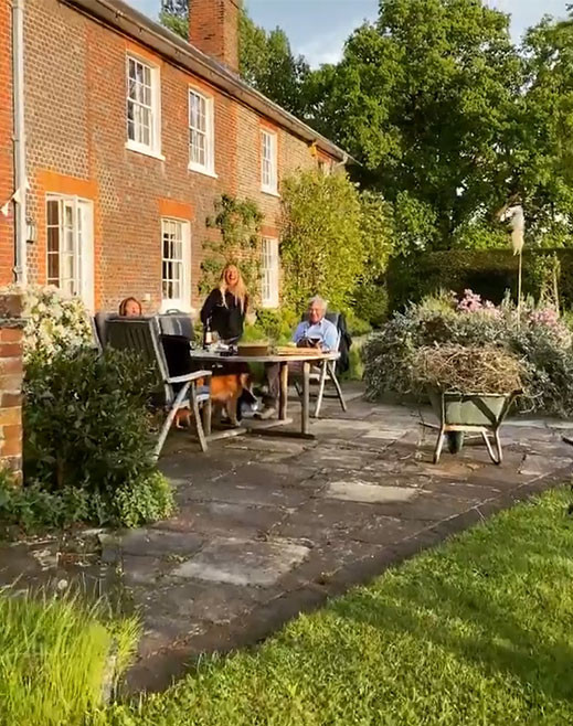 Carole i Michael Middletonowie w swoim ogrodzie