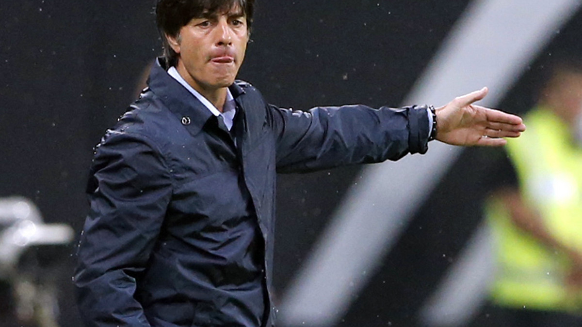 Niemiecka prasa krytykuje w piątek trenera piłkarskiej reprezentacji Joachima Loewa, oceniając, że jego złe decyzje dotyczące rozstawienia zawodników w czwartkowym meczu z Włochami w półfinale Euro 2012, przesądziły o porażce 1:2 i odpadnięciu z turnieju.