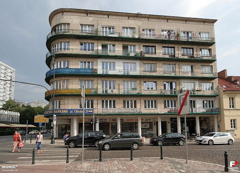 Modernistyczna kamienica w Warszawie przypominająca okręt