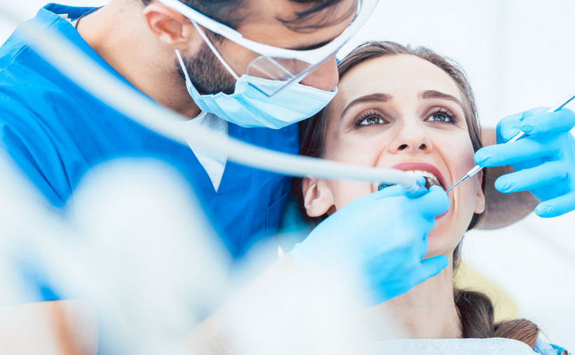 Dentysta leczy zęby pacjentce