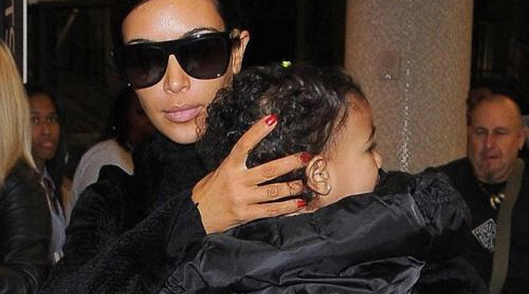 Kim Kardashian kislánya hirdetőtábla lett – fotó!