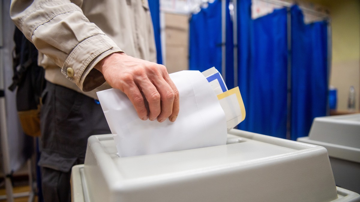 Borult a fülke, berágott a választó - nem csak a voksolás, a balhé is dübörög a a választáson