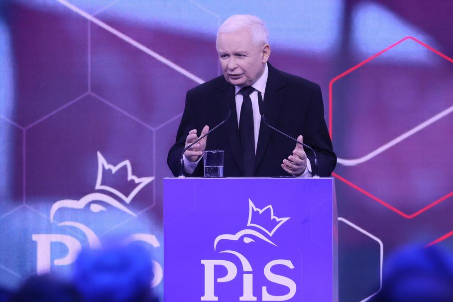 Prezes Jarosław Kaczyński podczas konwencji wspomniał, że to nie on będzie „dawał”  pieniądze w ramach 800 plus, co jest oczywiście prawdą, pamiętajmy, że rząd będzie musiał pozyskać środki zapewne z podatków. Po wstępnych obliczeniach koszt programu zwiększy się do 64 mld zł rocznie.