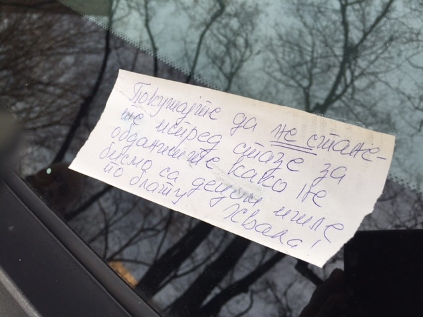 Poruka koju su sugrađanke zalepile na šoferšajbnu
