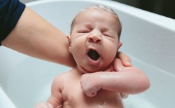 Urodzone naturalnie vs przez cesarskie cięcie. Który noworodek ma "lepszy" mikrobiom?