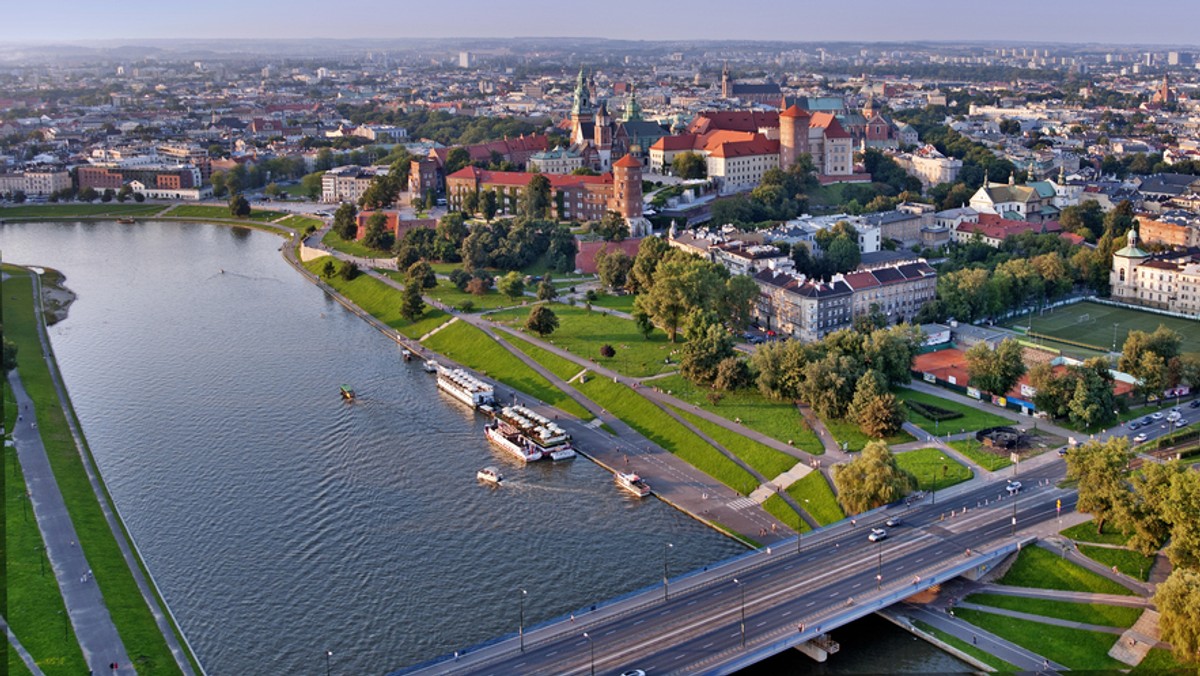 Prawie 71,5 tys. osób i niemal 16 tys. budynków mieszkalnych może zostać zalanych, jeśli w dorzeczu Górnej Wisły dojdzie do powodzi stulecia – wynika z zakończonych właśnie analiz dla ośmiu głównych dopływów Wisły na południu kraju.