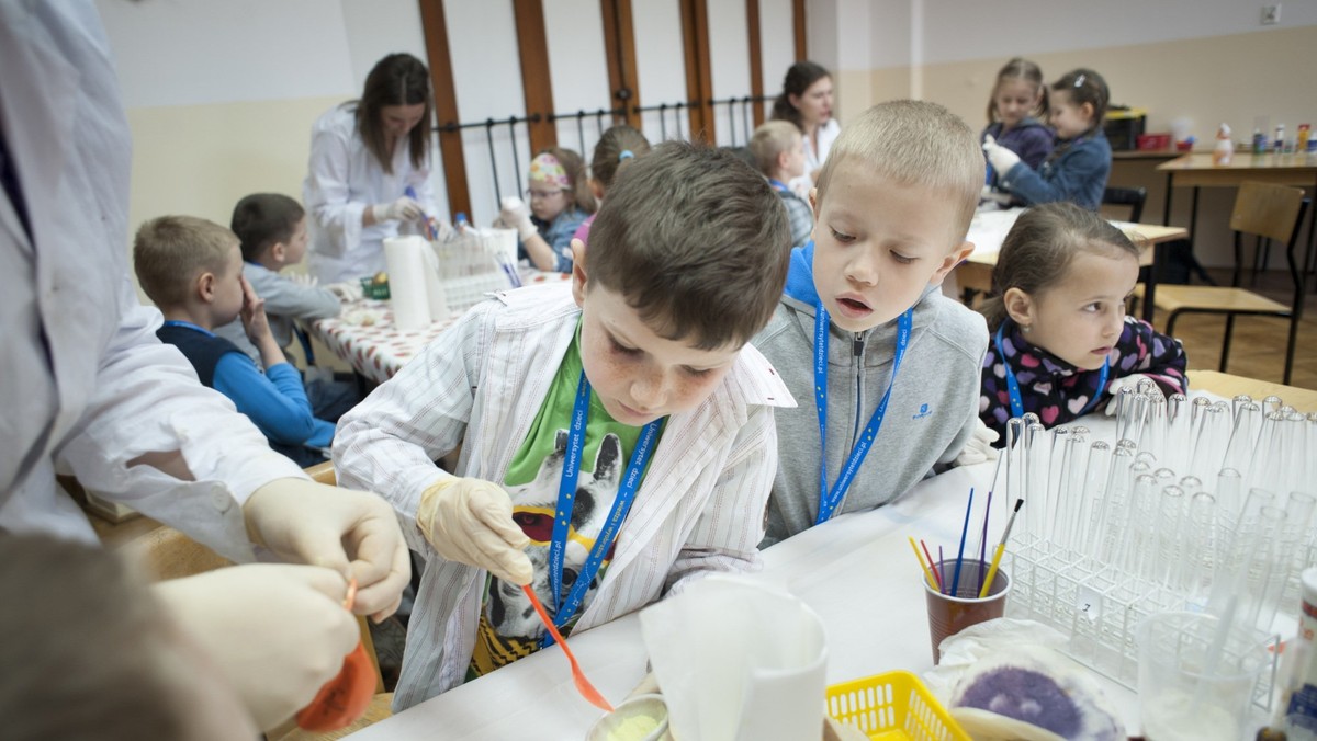 Od ponad siedmiu lat Fundacja Uniwersytet Dzieci rozbudza ciekawość, poszerza wiedzę i uczy myślenia. Naukowcy, inżynierowie, artyści w salach akademickich wraz z dziećmi prowadzą eksperymenty, konstruują i tworzą. Już 25 tysięcy dzieci uczestniczyło w takich zajęciach. Od kilku lat Fundacja obecna jest również w szkołach.