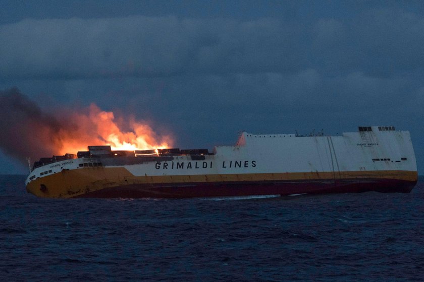 Miliony na dnie oceanu. Zatonął statek z luksusowymi porsche