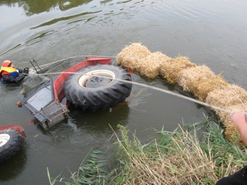 Strażacy wyłowili traktor z Warty