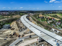 Najdłuższa droga szybkiego ruchu w Polsce jest już niemal gotowa. Brakuje tylko czterech kluczowych odcinków [MAPA]