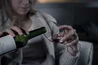 Betty pracuje w korpo, musi dowozić i być miła. Wieczorem pije wino "żeby się wyrabiać"