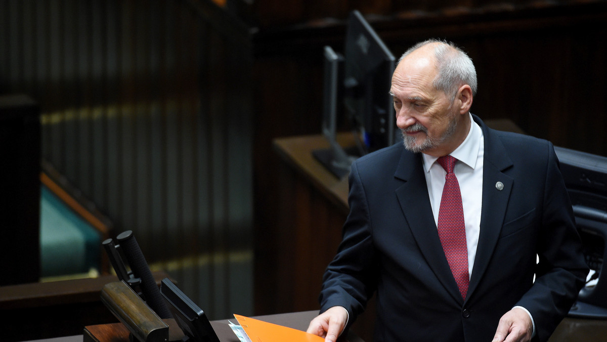 Szef MON Antoni Macierewicz powiedział, że Adam W. ukrył przez Żandarmerią Wojskową fakt, że był na komisariacie we Wrocławiu i z tego powodu zostaną wyciągnięte wobec niego "jak najdalej idące" konsekwencje. Jak dodał, Adam W. został natychmiast wydalony ze służby.