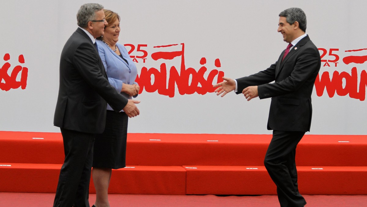 Prezydent Bronisław Komorowski powitał gości przybyłych na główną uroczystość Święta Wolności w 25. rocznicę wyborów 1989 r., która rozpoczęła się o godz. 11.30 na pl. Zamkowym.