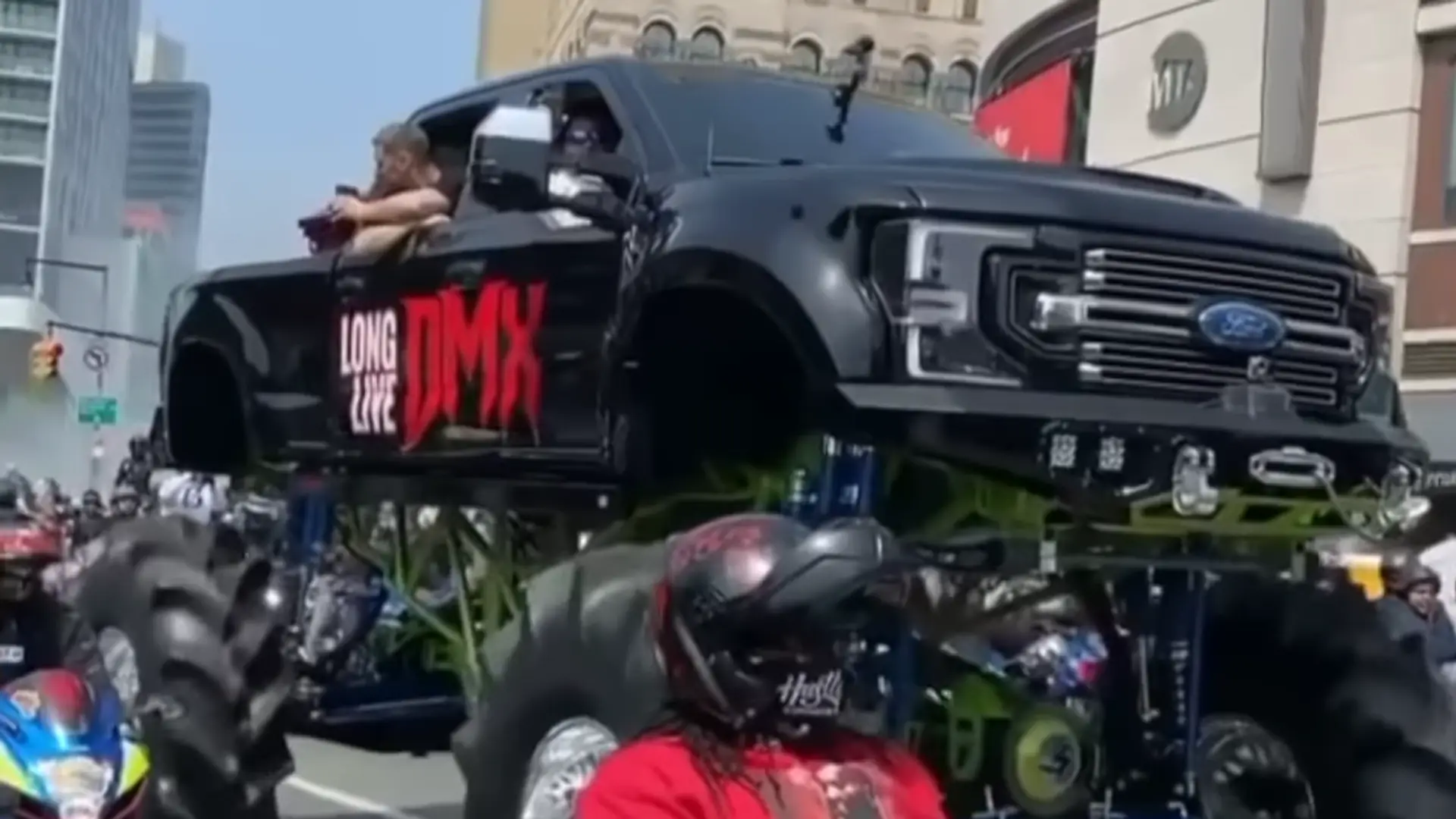 Trumna na monster trucku i setki motocyklistów. Nowy Jork hucznie pożegnał DMX-a