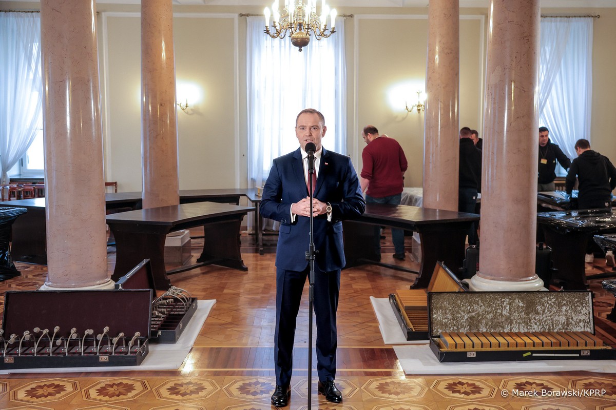 Prezydent Karol Nawrocki podczas wynoszenia Okrągłego stołu z Pałacu Prezydenckiego