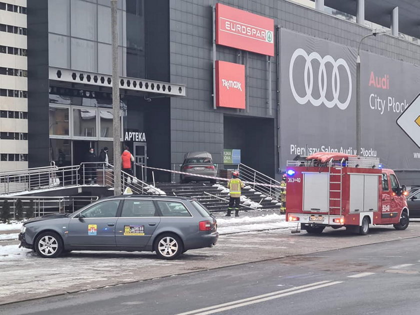 Płock. Kierowca audi wjechał w Galerię Wisła