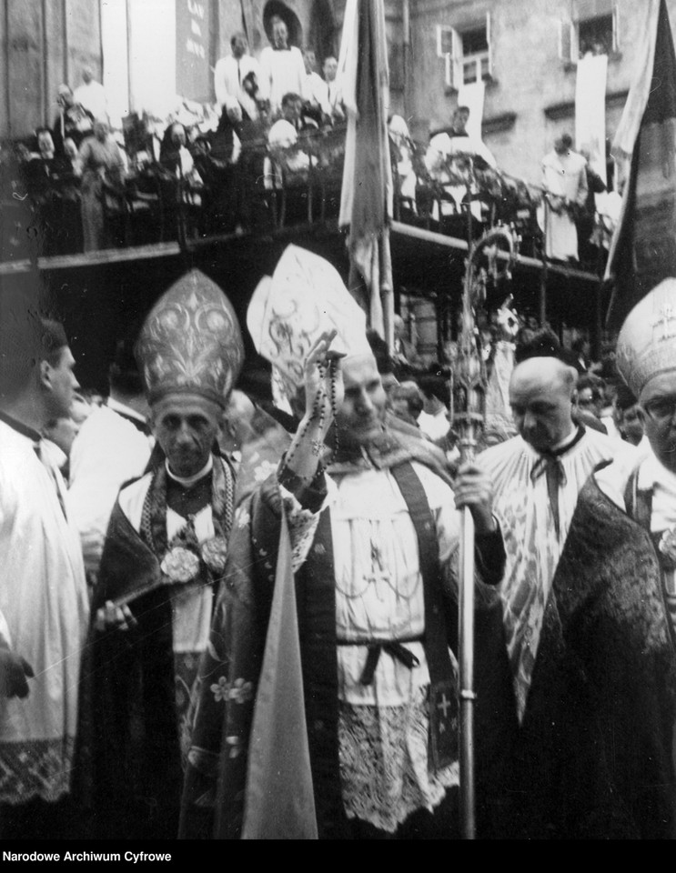 Procesja powrotna ze Skałki na Wawel. Metropolita krakowski ks. abp Karol Wojtyła błogosławi uczestników uroczystości, 1966 r.