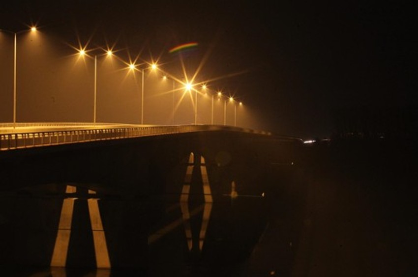 Pola mosta svetli, a pola u mraku