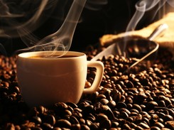 Kwiatki kochają kawę, ale czy wszystkie? Sprawdź, które jej nienawidzą