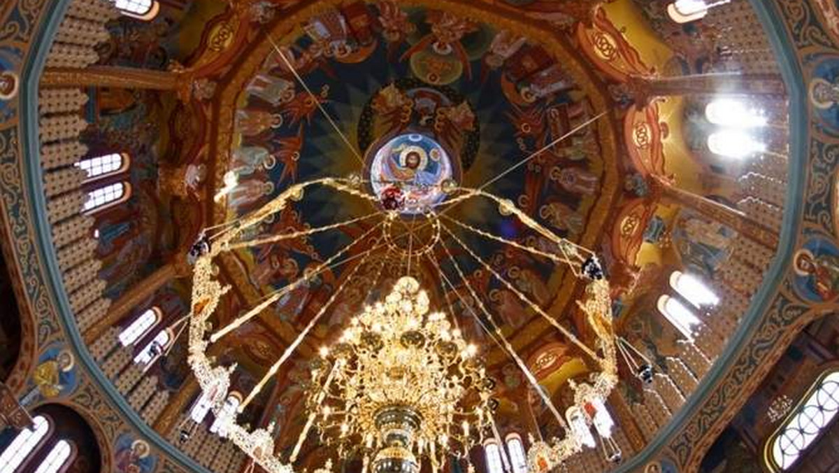 Majestatyczny żyrandol z 48 świecami, czyli panikadiło rozświetla już cerkiew św. Wielkomęczennika Pantalejmona w podbiałostockich Zaściankach.